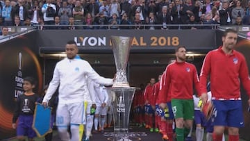 Payet toca el trofeo de la Europa League a la salida de vestuarios.