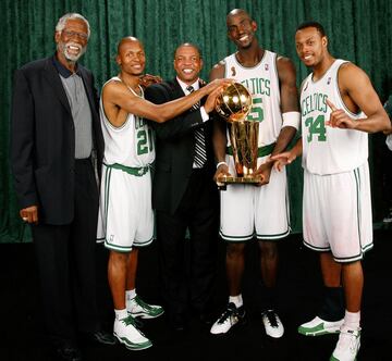 De la mano de Bill Russell, uno de los mejores jugadores de la historia, los Celtics son el equipo más conquistador de la NBA, con 17 anillos de campeón. Russell fue el estandarte del mítico equipo que se llevó 11 campeonatos de 1957 a 1969, cifra que lo coloca como el jugador más ganador en la historia de la liga. En los 80, el trío McHale, Bird, Parish, aportó tres celebraciones.
