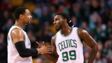 Jared Sullinger conversa con Jae Crowder.