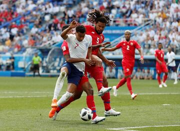 Román Torres y Jesse Lingard pugnaban por un balón y el colegia decretó falta del panameño dentro del área. Harry Kane no falló desde los 11 metros.