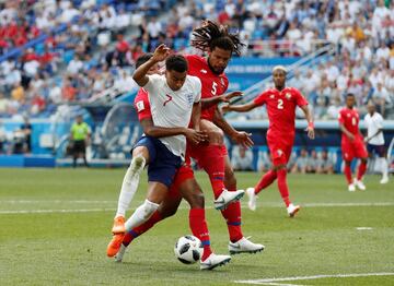 Román Torres y Jesse Lingard pugnaban por un balón y el colegia decretó falta del panameño dentro del área. Harry Kane no falló desde los 11 metros.