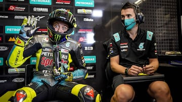 Valentino Rossi junto a David Mu&ntilde;oz en su box.