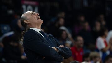 Istanbul (Turkey), 22/12/2023.- Baskonia Vitoria-Gasteiz's head coach Dusko Ivanovic reacts during the Euroleague basketball match between Anadolu Efes and Baskonia Vitoria-Gasteiz in Istanbul, Turkey, 22 December 2023. (Baloncesto, Euroliga, Turquía, Estanbul) EFE/EPA/TOLGA BOZOGLU
