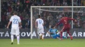 Casillas observa el balón entrando en su portería en el primer gol eslovaco.