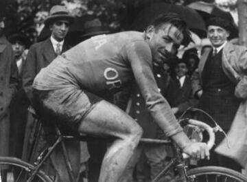 Militó en muchos equipos de la época. En el FC Barcelona (1927, 1929 y 1943), Elvis-Wolber (1928), Styl (1930), Orbea (1934 y 1935), Colin-Wolber (1936), France Sport (1937 y 1938) y Dunlop (1939 y 1940).