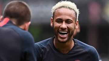 Neymar sonr&iacute;e durante un entrenamiento del Paris Saint-Germain.