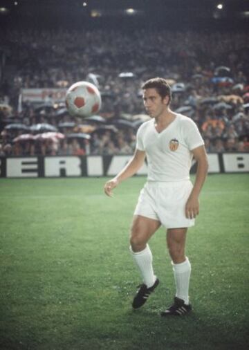 Jugó con el Valencia desde 1966 hasta 1978. Participó en 381 partidos y marcó 83 goles.