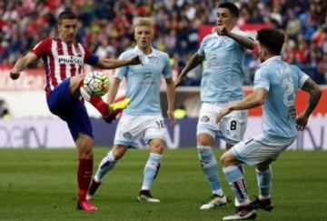 Gabi rodeado de jugadores del Celta.