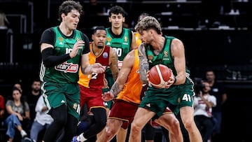 Juancho Hernangómez, a punto de pasarle el balón a Cedi Osman en un amistoso.