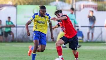 Rominigue Kouamé, durante el Barbate - Cádiz CF de esta pretemporada 2024.