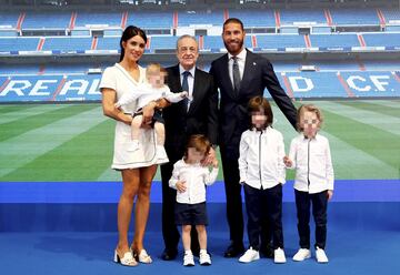 El presidente del Real Madrid, Florentino Pérez, posa con Sergio Ramos, Pilar Rubio y sus cuatro hijos. 