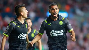 AGUASCALIENTES (MÉXICO), 29/04/2022.- Miguel Ponce (d) de las Chivas de Guadalajara celebra hoy con sus compañeros tras anotar contra el Necaxa, durante un partido por la jornada 17 de la Liga MX en el Estadio Victoria de la ciudad de Aguascalientes (México).