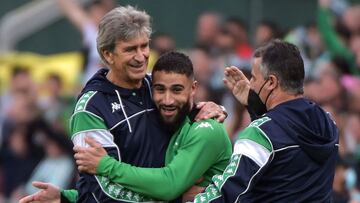 Pellegrini abraza a Fekir.