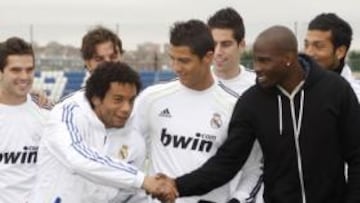 <b>'CICERONE'. </b>Cristiano hizo de guía de Chad Ochocinco por Valdebebas, le enseñó las instalaciones y le presentó a la plantilla.