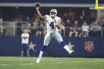 El juego de Dak Prescott sigue poniendo en ¨®rbita las expectativas de los seguidores de los Dallas Cowboys. Jug¨® Tony Romo pero, a¨²n as¨ª, fue cuando sali¨® el rookie que el mundo de la NFL se paraliz¨®. Un rating perfecto, touchdowns de pase y de carrera, excitaci¨®n en el campo y asombro en la grada. S¨®lo es pretemporada, s¨ª, pero se ha hecho con el puesto de suplente en Dallas sin asomo de dudas.