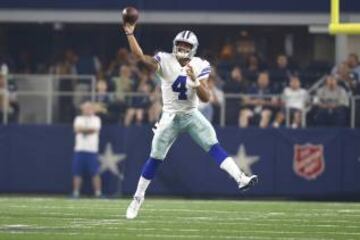 El juego de Dak Prescott sigue poniendo en órbita las expectativas de los seguidores de los Dallas Cowboys. Jugó Tony Romo pero, aún así, fue cuando salió el rookie que el mundo de la NFL se paralizó. Un rating perfecto, touchdowns de pase y de carrera, excitación en el campo y asombro en la grada. Sólo es pretemporada, sí, pero se ha hecho con el puesto de suplente en Dallas sin asomo de dudas.