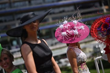 En el hipódromo de Ascot, ciudad al sur de Inglaterra, donde se celebra la tradicional y pintoresca carrera de caballos con la presencia de la familia real británica.