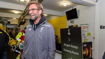Jürgen Klopp ríe al ver el cartel que le pusieron en el Signal Iduna Park para indicarle el vestuario del Liverpool antes del partido de Europa League.