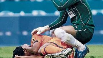 <b>KO TÉCNICO. </b>En los últimos segundos de la primera parte, Giovani se adelantó a Aouate en un centro y el portero se lo llevó por delante. El árbitro no pitó nada.