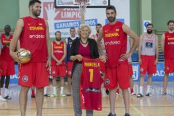 Felipe Reyes y Juan Carlos Navarro posando junto a Manuela Carmena.