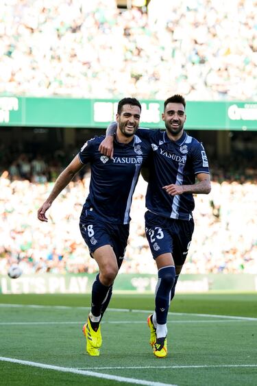 Un gol suyo de falta directa fue el inicio de la victoria de la Real Sociedad en el Benito Villamarín (0-2). Con ese triunfo su equipo se aseguró jugar la próxima temporada en la Europa League. 