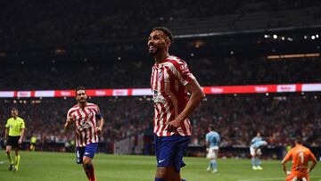 Cunha celebra su gol, con Koke de fondo.