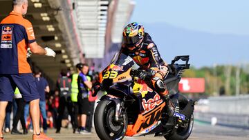 Brad Binder con la KTM en el test de MotoGP en Barcelona.