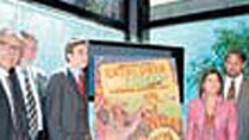 Los políticos, junto al cartel.