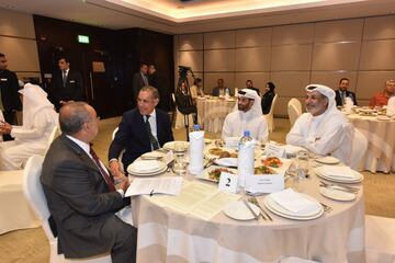 El consejero delegado de PRISA Manuel Mirat, el director de AS Alfredo Relaño con Hassan Alzawady y Abdullaltif Al Mahmoud director ejecutivo de Dar Al-Sharq Group.