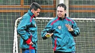 <b>PENDIENTE DE TODO. </b>Caparrós charla en el entrenamiento de ayer con uno de sus directores de juego.