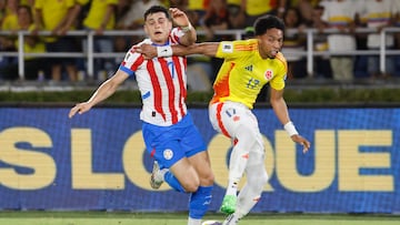 . BARRANQUILLA (COLOMBIA), 25/03/2025.- Johan Mojica (d) de Colombia disputa el balón con Ramón Sosa de Paraguay este martes en un partido de las eliminatorias sudamericanas para el Mundial de 2026 entre las selecciones de Colombia y Paraguay en el estadio Metropolitano Roberto Melendez en Barranquilla (Colombia). EFE/Mauricio Dueñas Castañeda