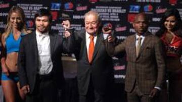 El promotor Bob Arum posa con Manny Pacquiao y Timothy Bradley Jr. durante la presentación del combate entre ambos boxeadores celebrado el pasado sábado.