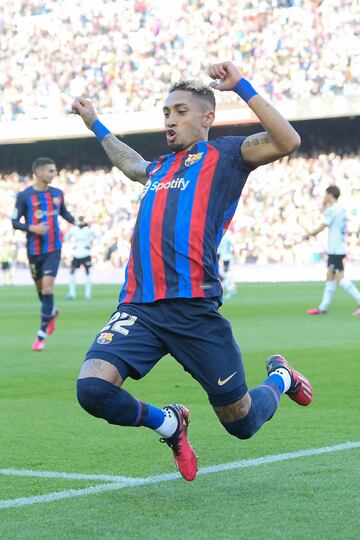 El delantero del Barcelona Raphinha celebra de esta manera el 1-0 al Valencia. 
