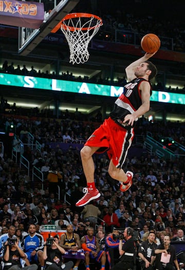 Fernando Martín fue el pionero español en la NBA y Rudy quiso rendirle un bonito homenaje en el concurso de mates del All Star de 2009, celebrado en Phoenix. Rudy voló en el primer mate con su camiseta, pero el título fue para Nate Robinson.
