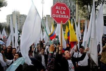 Un grupo de estudiantes universitarios participan en una manifestación de apoyo al "Sí".