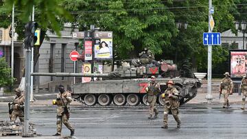 Fighters of Wagner private mercenary group cross a street as they get deployed near the headquarters of the Southern Military District in the city of Rostov-on-Don, Russia, June 24, 2023. REUTERS/Stringer