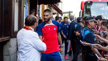 Carrasco, en la llegada del Atlético a Segovia para la tradicional cena del cochinillo. Cerezo: ·"Estamos enamorados de Simeone"