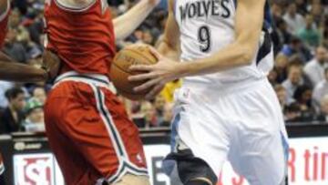 Ricky Rubio (d) de los Timberwolves controla el bal&oacute;n ante Nate Wolters (i) de los Bucks.