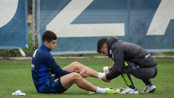 Luna, atendido por un fisio en su tobillo, durante el entrenamiento de esta mañana.