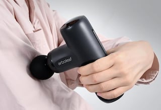 Adiós a la tensión y el dolor muscular: esta pistola de masaje de tamaño mini es ideal para recuperar tras el ejercicio