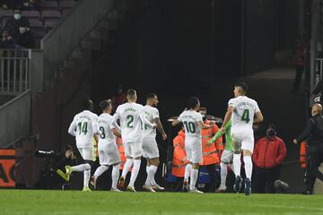 Un minuto después del gol de Morente, Pere Milla remató de cabeza dentro del área y puso las tablas en el marcador.  