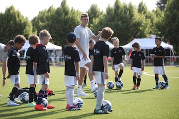 Toni Kroos, durante un entrenamiento con los niños de su campus.