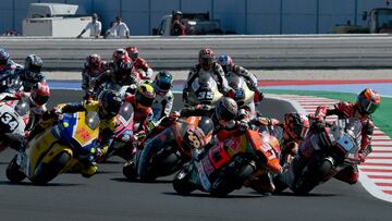 La salida de Moto2 con Acosta (37) al frente del pelotón.