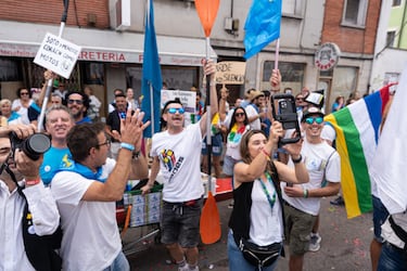 Mientras unos reman, otros festejan. Durante el Descenso, muchas personas celebran la fiesta en Ribadesella. Fiesta a la que luego se suman los piragüistas.