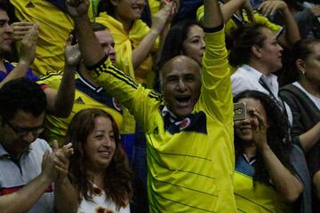 La Selección Colombia de voleibol detonó alegría en el Coliseo El Salitre al ganarle a Perú 3-0. El país sueña con un cupo a Tokio que se define contra Argentina.