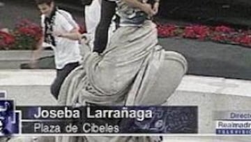 <b>ZIDANE SE ESTRENÓ.</B> Después de Raúl, el resto de la plantilla, encabezada por Iván Campo que portaba la Copa de Europa y con Zinedine Zidane, que se estrenaba con la diosa, se subieron con el 'siete' blanco y saludaron a la gente durante quince minutos.