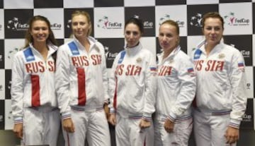 Las jugadoras del equipo ruso Vitalia Diatchenko, Maria Sharapova, Svetlana Kuznetzova y Anastasia Pavluchenkova, posan junto a su capitana, Anastasia Myskina (c). 