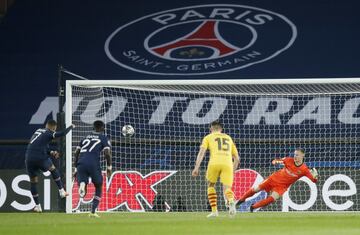 1-0. Kylian Mbappé marcó de penalti el primer gol tras revisar el VAR un pisotón de Clement Lenglet a Marco Verratti.