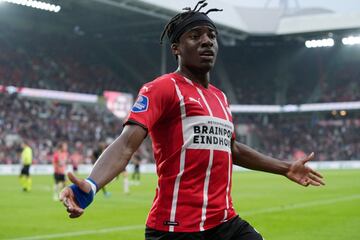 Atacante derecho británico ligado desde 2018 a la disciplina del PSV con un valor de mercado de 16 millones de euros. Salió libre del Tottenham y se incorporó al juvenil del conjunto neerlandés. En 2019 jugaba en el filial, pero en enero de 2020 se estrenaba con el primer equipo contra el VVV-Venlo en la Eredivise. Ha ganado la Supercopa de los Países Bajos 2021 frente al Ajax. Su debut internacional se produjo el 24 de septiembre de 2020 en un partido de la Liga de las Naciones. Blindado con un contrato hasta 2025.