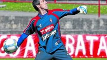 <b>DE AMIGO A ENEMIGO. </b>El portero vasco Iñaki Lafuente dejó un buen recuerdo en Montjuïc, donde jugó la pasada temporada. Hoy defiende la meta del Sporting.